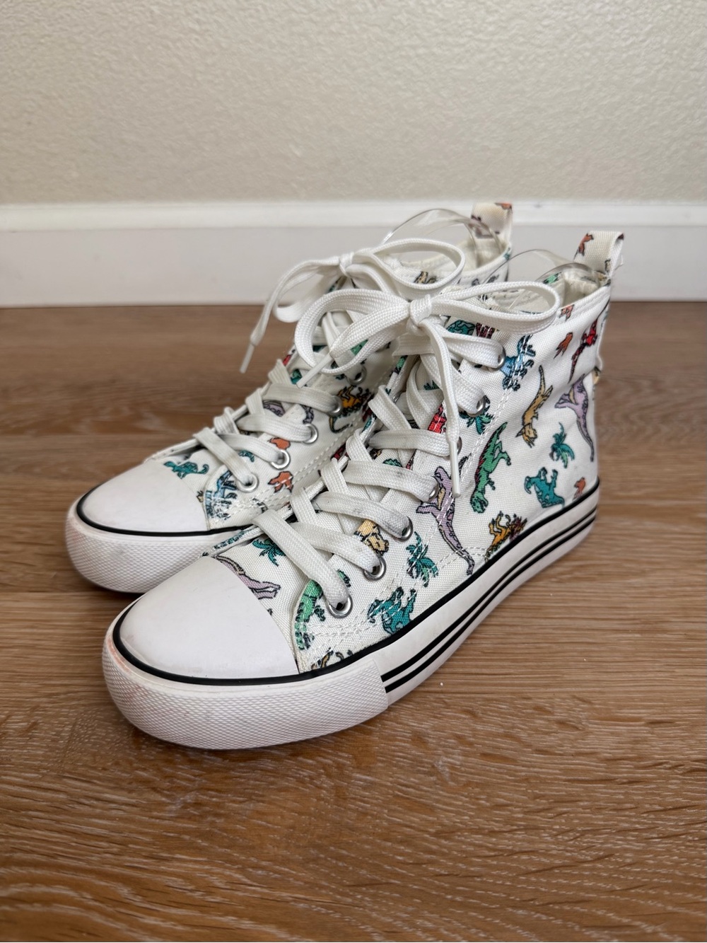 Hot Topic Dinosaur Print Hi-Top Women’s Sneakers, Size 5